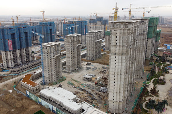 중국 부동산 개발업체들이 자금난에 빠지면서 아파트 건설공사가 중단되는 일이 잇따르고 있다. 사진은 2021년 10월 18일 중국 헤이룽장성 쑤이화시에 위치한 헝다그룹의 한 아파트 단지 공사 현장. | VCG/VCG via Getty Images