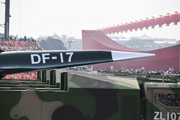 2019년 10월 1일 중국 베이징 톈안먼 광장에서 열린 중화인민공화국 수립 70주년 기념 열병식에서 둥펑(東風·DF)-17 미사일이 공개되고 있다. | GREG BAKER/AFP via Getty Images=연합뉴스