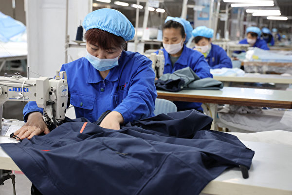 중국 산둥성 빈저우(滨州)의 한 공장에서 근로자들이 방호복을 생산하고 있다. 2022.1.27 | China OUT/AFP=연합뉴스