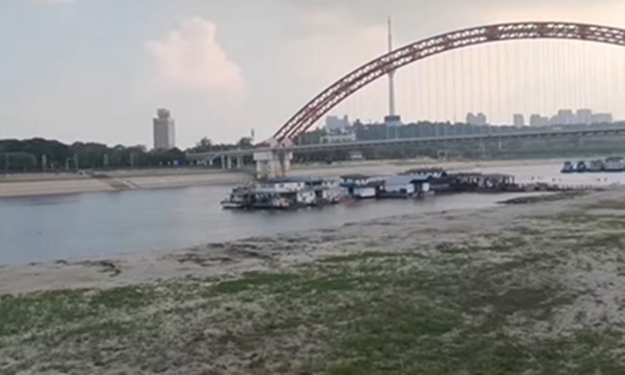 계속되는 폭염과 가뭄으로 우한을 관통하는 양쯔강이 바닥을 드러내고 있다. | 영상캡처