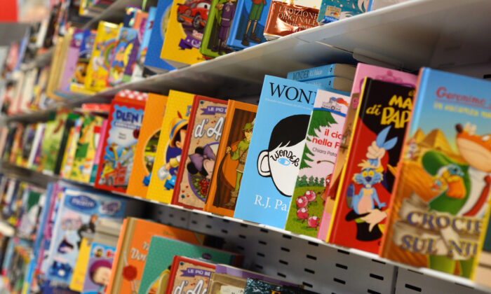 다양한 아동 도서가 비치된 선반 사진 | Shutterstock