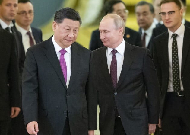 2019.06.05 러시아를 국빈방문 중인 시진핑(왼쪽) 중국 국가주석과 블라디미르 푸틴 러시아 대통령이 모스크바 크렘린궁에 마련된 정상회담장으로 나란히 들어가고 있다 | 연합뉴스