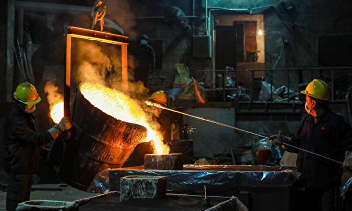 중국 바오우(寶武)철강그룹은 기업 간 통폐합을 통해 전 세계 조강 생산량 1위 기업에 등극했다. 사진은 저장성 항저우시의 한 철강 공장. | STR/AFP