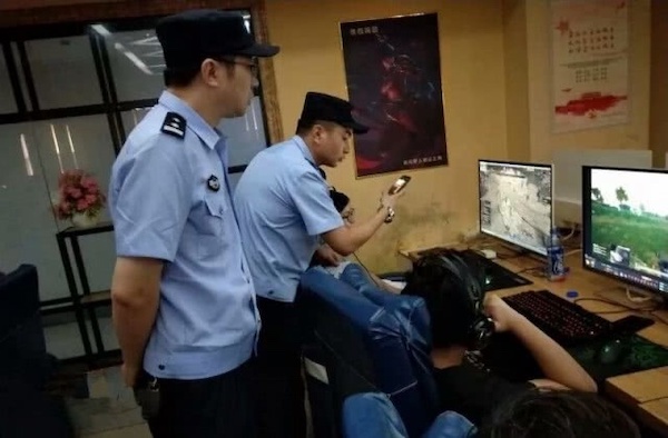 기사와 직접 관련 없는 자료 사진. 중국 경찰이 인터넷 카페(PC방) 이용자들을 상대로 신분증을 검사하고 있다. | 웨이보