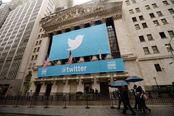 뉴욕의 뉴욕 증권 거래소(NYSE) 전면에 설치된 Twitter 로고가 있는 배너 | Emmanuel Dunand/AFP/Getty Images=연합뉴스