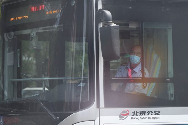 마스크를 착용한 중국 베이징의 한 버스 운전기사 | NOEL CELIS/AFP via Getty Images/연합뉴스