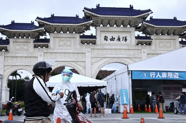 지난 5월 20일 대만 타이베이의 자유광장에 마련된 임시 코로나19 드라이브스루 진료소에 방문자들이 줄지어 있다. | 로이터/연합뉴스