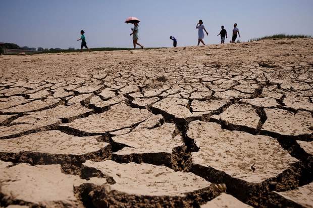 중국 장시성 루산의 포양호가 가뭄으로 바닥을 드러낸 가운데 사람들이 매마른 강바닥을 걷고 있다. 2022.8.24 | 로이터/연합뉴스
