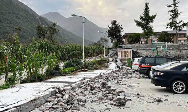 중국 쓰촨성에서 발생한 6.8 규모의 지진으로 도로가 파손됐다. 2022.9.5 | AFP/China OUT/ 연합뉴스 