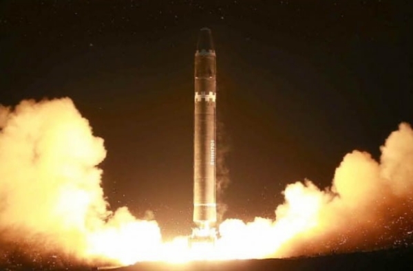 북한이 지난 2017년 11월 발사한 대륙간탄도미사일(ICBM) '화성-15형' 모습 | 연합뉴스