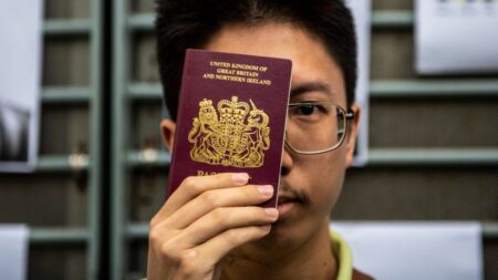 탈 홍콩 러시… 영국 해외시민여권 신청자 급증