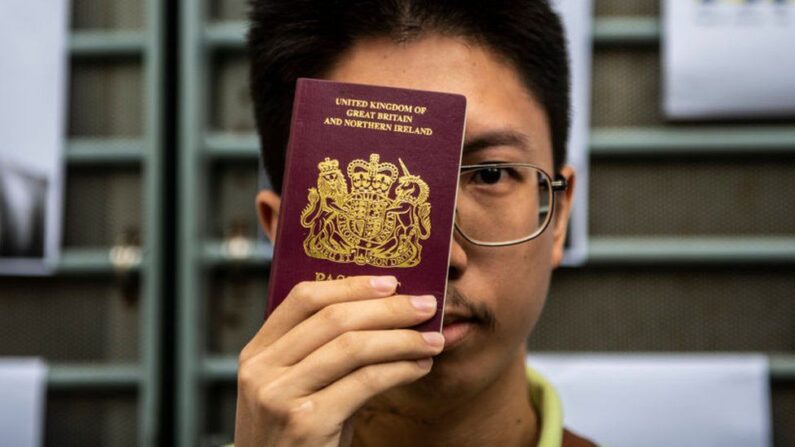 BNO 여권을 든 홍콩시민. | BBC.