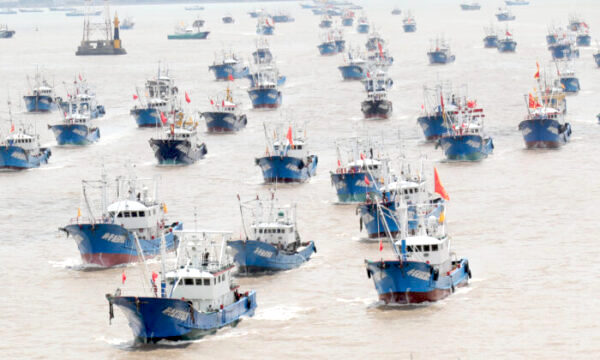 2021년 8월 1일 중국 저장성 저우산항에서 어선들이 조업을 위해 동중국해로 출항하고 있다. | Chen Yongjian/VCG via Getty Images