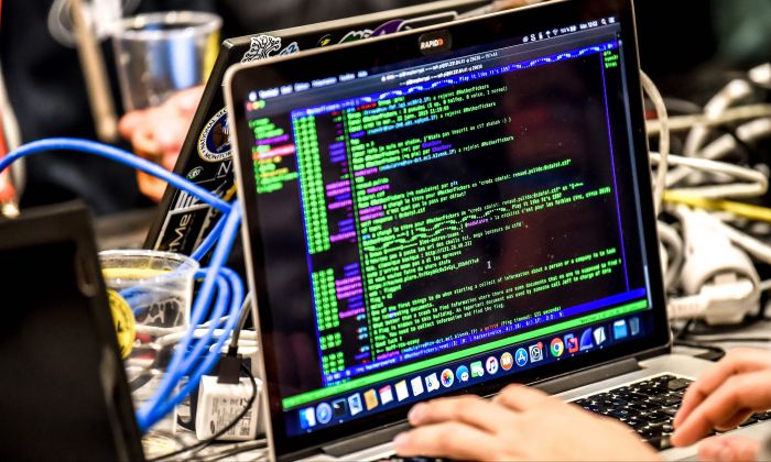2019.01.22일 프랑스 릴에서 열린 제11차 국제사이버보안포럼에서 한 사람이 노트북을 하고 있다 | Philippe Huguen/AFP/Getty Images