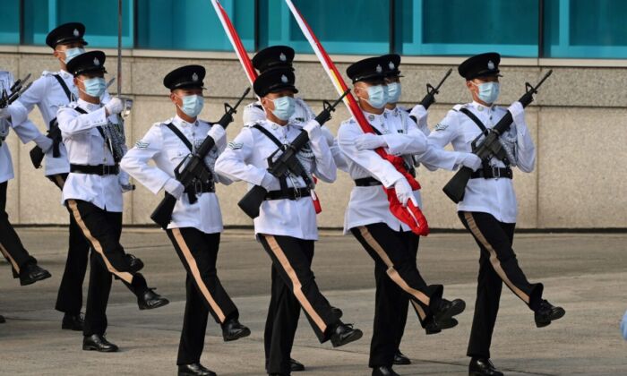 2021년 10월 1일 홍콩에서 열린 중국공산당 정권 수립 기념일 행사에서 홍콩 경찰이 중국 인민해방군 스타일로 행진하고 있다. 이전까지 홍콩 경찰은 영국식으로 행진했다. | PETER PARKS/AFP via Getty Images/연합뉴스

