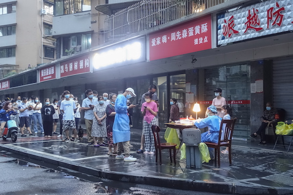 중국 쓰촨성 청두의 한 거리에 설치된 임시 코로나19 검진소 앞에서 주민들이 검사를 받기 위해 줄을 서서 기다리고 있다. 2022.9.2 | EPA/STRINGER CHINA OUT/연합뉴스