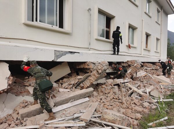 진앙지인 루딩현의 한 무너진 건물 잔해에서 구조대가 생존자를 수색하고 있다. 2022.9.5 | 신화/연합늎스