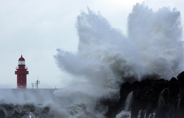 태풍 힌남노가 한반도를 향해 북상 중인 4일 제주도 서귀포 해안에 파도가 치고 있다. | 연합뉴스