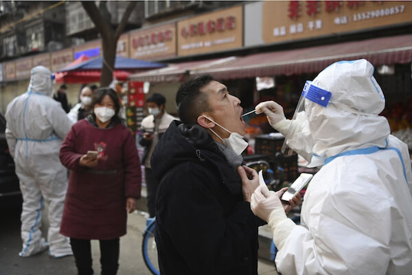 중국 시안의 한 코로나19 이동식 검사소에서 의료진이 한 남성으로부터 구강 샘플을 채취하고 있다. | 신화/연합뉴스