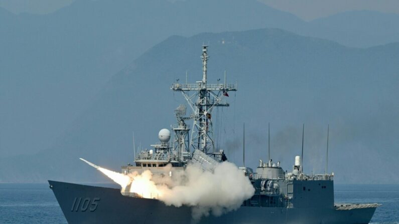 대만 해군 호위함이 2022년 7월 26일 대만 이란현 수아오 해군항 인근 해상에서 연례 한광훈련 중 미국제 스탠더드 미사일을 발사하고 있다. | Sam Yeh/AFP via Getty Images/연합뉴스