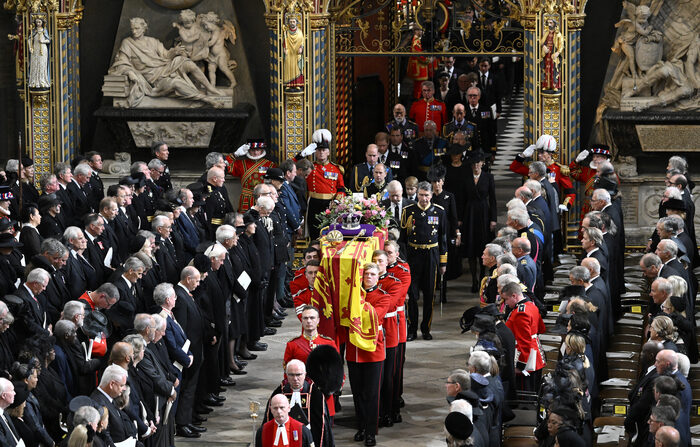 엘리자베스 2세 영국 여왕의 관이 19일 런던 버킹엄궁을 지나고 있다. | 연합뉴스.