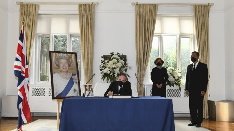 9월 12일 주중영국대사관을 찾은 왕치산 중국 국가 부주석이 엘리자베스 2세 영국 여왕의 서거에 애도를 표하는 조의록을 적고 있다. | RTI.