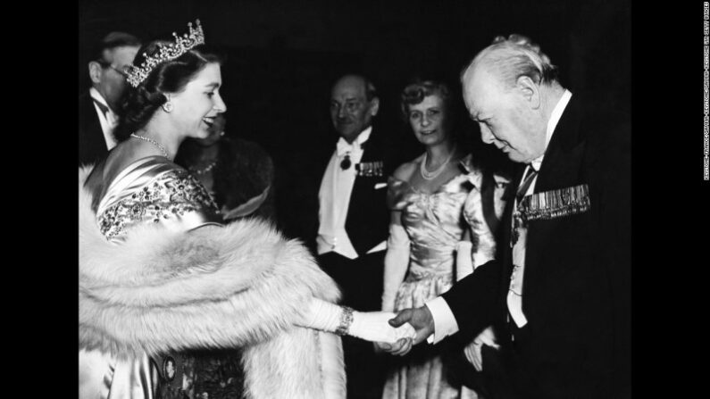 엘리자베스 2세 영국 여왕(좌)과 윈스턴 처칠 총리(우). 전쟁 영웅이자 명실상부한 국가 원로였던 처칠을 여왕은 존경했고 처칠도 손녀뻘 여왕을 진심으로 보필했다. | BBC.