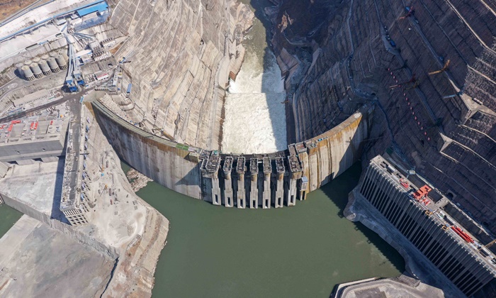 양쯔강 수위가 150년 만에 최저치로 떨어지면서 쓰촨성이 전력난에 빠졌다. 사진은 쓰촨성과 윈난성 경계에 있는 세계에서 두 번째로 큰 바이허탄(白鶴灘) 수력발전소. | STR/AFP via Getty Images