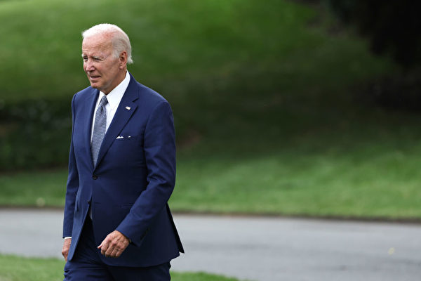 조 바이든 미국 대통령이 헬기 탑승을 위해 백악관 잔디마당을 가로 지르고 있다. | Alex Wong/Getty Images