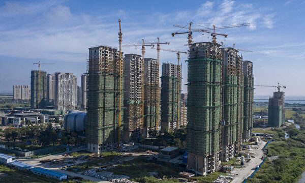 중국 대형 부동산 개발업체 헝다그룹이 장쑤성 타이창의 강변에 건설 중인 고급 아파트 단지. 2021.9.24 | Qilai Shen/Bloomberg via Getty Images