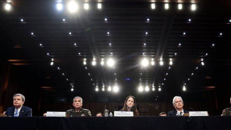 왼쪽부터 크리스토퍼 레이 연방수사국(FBI) 국장, 폴 나카손 국가안보국(NSA) 국장, 에이브릴 헤인즈 국가정보국장(DNI) , 윌리엄 번스 중앙정보국(CIA) 국장
이 미 상원 정보위 청문회에서 증언하고 있다. 2022.03.10 | Kevin Dietsch/Getty Images 