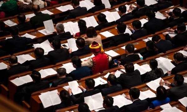 3월 8일 전인대 회기 중의 베이징 인민대회당. 약 3천명의 지역 대표들이 참가했다. 소수민족 전통의상을 입고 참석한 대표가 보인다. | FRED DUFOUR/AFP/Getty Images/연합뉴스