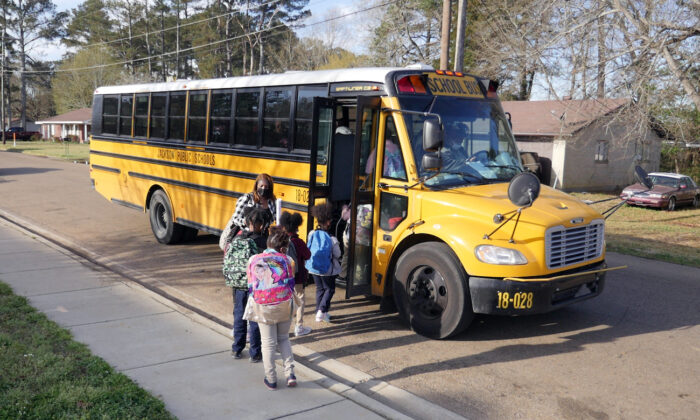 미국 미시시피주 잭슨에 있는 한 초등학교에서 아이들이 스쿨버스에 탑승하고 있다. 2022.3.24 | Francois Picard/AFP= 연합뉴스 