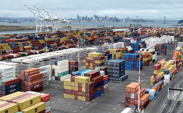 캘리포니아 오클랜드 항구에 보관 중인 컨테이너들. 2022.7.21 | Justin Sullivan/Getty Images