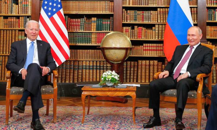 2021년 6월 16일 조 바이든 미국 대통령(좌)과 블라디미르 푸틴 러시아 대통령(우)이 스위스 제네바 ‘빌라 라 그랑주’에서 회담하고 있다 | Getty Images