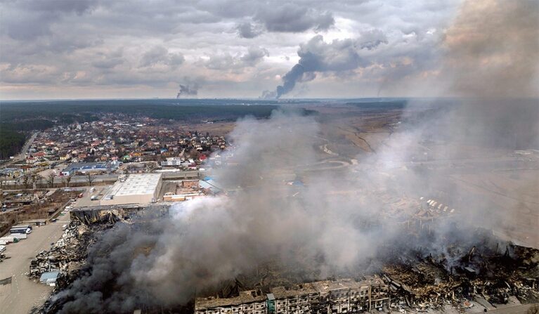 22.03.06 우크라이나 수도 키이우 북쪽 소도시 이르핀의 공장과 상가가 러시아군의 대대적인 공격을 받아 연기를 뿜고 있다 | AP=연합뉴스