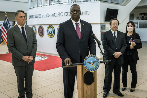 로이드 오스틴(왼쪽 두번째) 미 국방장관이 1일 하와이에서 리처드 말스(왼쪽) 호주 국방장관, 하마다 야스카즈(오른쪽 두번째) 일본 방위상과 회동하고 있다. | 미 국방부 제공
