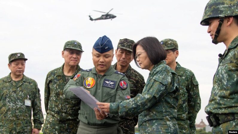 중국의 대만 침공 대비 방어 훈련인 한광훈련에 참석한 차이잉원 대만 총통. | 로이터/연합뉴스.