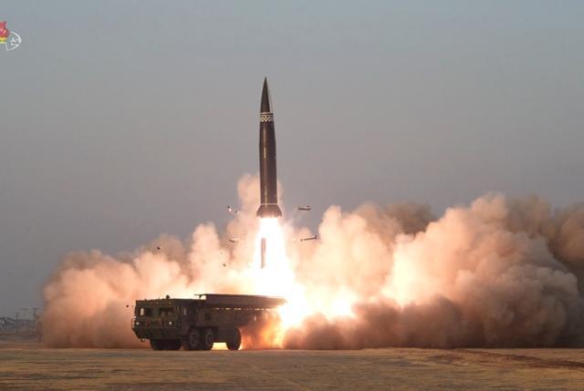 북한이 2021년 3월 조 바이든 미 행정부 출범 이후 처음으로 단거리 탄도미사일 ‘북한판 이스칸데르(KN-23)’를 발사할 당시 모습. | 조선중앙통신/연합뉴스