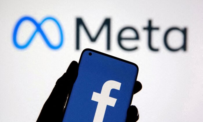 페이스북이 메타로 회사명칭을 변경한 가운데, 스마트폰에 표시된 페이스북 로고 뒤로 메타의 로고가 보인다. 2021.10.28 | REUTERS/Dado Ruvic/Illustration/연합뉴스