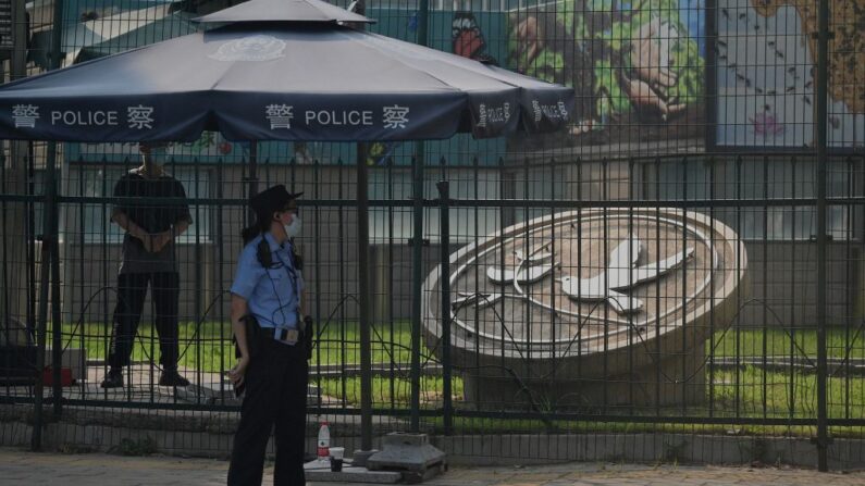 베이징에 있는 미국 대사관 앞에서 경찰들이 경계근무를 서고 있다. 2022.08.04 | Photo by NOEL CELIS/AFP via Getty Images