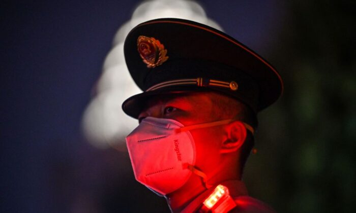 2022.10.01 상하이에서 열린 중국 국경절 행사에서 중국 경찰 보조 요원이 보초를 서고 있다 | Hector Retamal/AFP via Getty Images