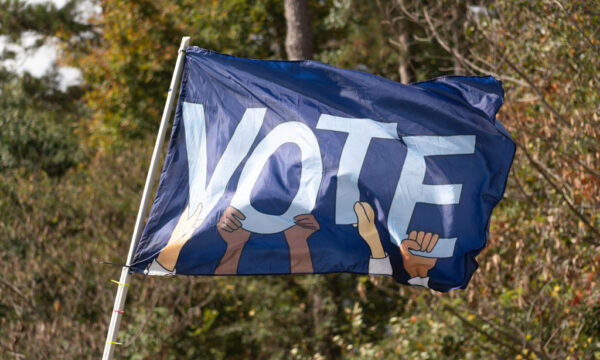 미국 조지아주의 민주당 상원의원 후보 유세 현장에서 투표를 독려하는 깃발이 보인다. 2022.10.17 | Megan Varner/Getty Images 