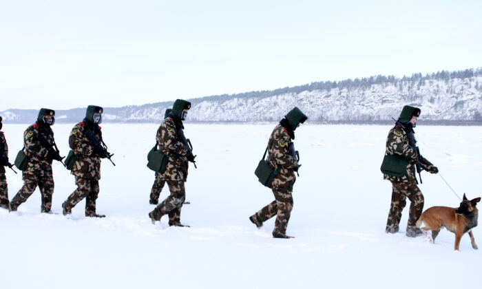 2016.12.12 러시아 국경에 있는 중국 북동부 헤이룽장성 모허 현에서 중국 국경경비대가 눈 속에서 훈련하고 있다 | STR/AFP via Getty Images