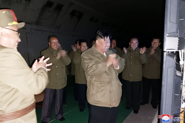 북한 김정은 국무위원장이 12일 전술핵운용부대에 배치된 장거리전략순항미사일 시험발사를 현지에서 지도했다고 조선중앙통신이 13일 보도했다. | 연합뉴스