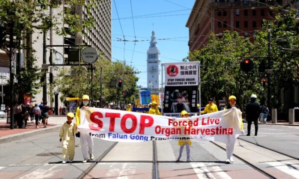 미국 캘리포니아주 샌프란시스코에서 현지 파룬궁 수련자들이 중국 공산당의 장기적출 범죄를 알리는 현수막을 들고 행진하고 있다. 2022.7.16 | 데이비드 램/에포크타임스