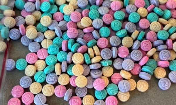 알록달록한 사탕 모양으로 만들어진 마약성 진통제 '펜타닐' | 미 마약단속국