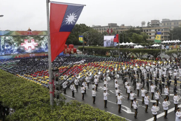 대만의 건국 기념일인 ‘쌍십절’을 맞은 10일 타이베이 총통궁 앞에서 의장대가 행진하고 있다. 2016.10 | EPA/연합뉴스