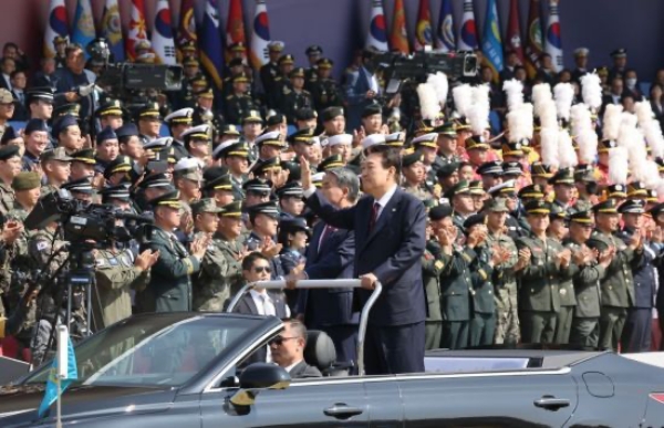 윤석열 대통령이 10월 1일 충남 계룡대에서 열린 건군 제74주년 국군의 날 기념식에서 사열하고 있다. | 연합뉴스
