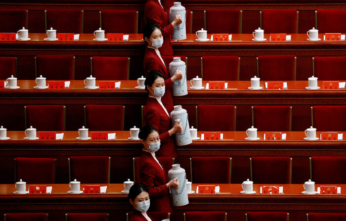 제20차 중국 공산당 당 대회에서 여성 직원들이 당 간부들이 마실 차를 나르고 있다. | 연합뉴스.